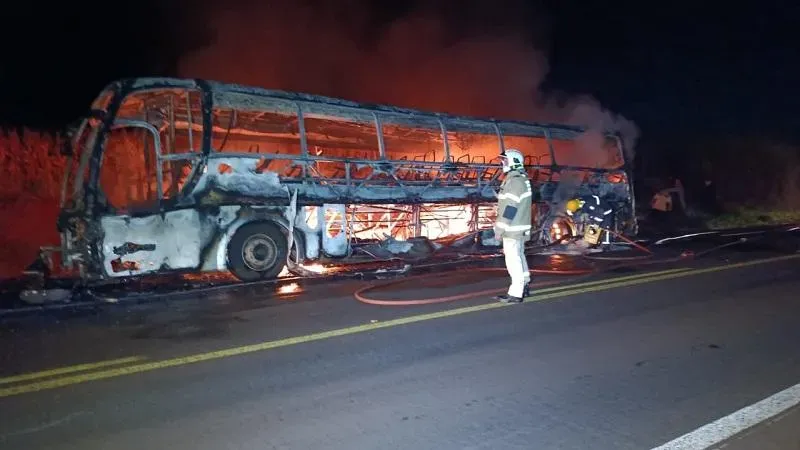 ÔNIBUS PEGA  FOGO na PR-182 EM TOLEDO