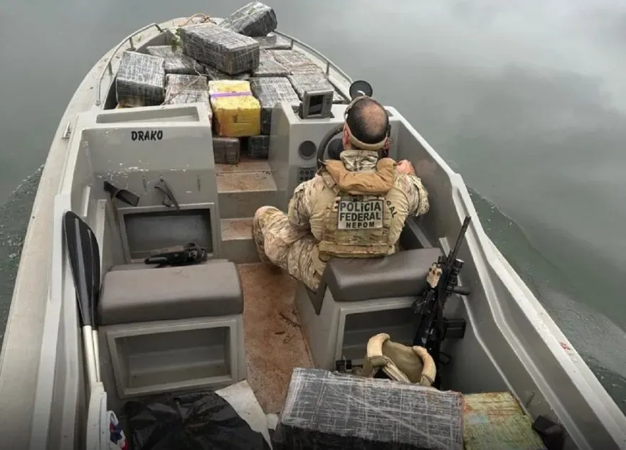 OPERAÇÃO POLICIAL APREENDE MEIA TONELADA DE MACONHA E EMBARCAÇÕES EM SANTA HELENA