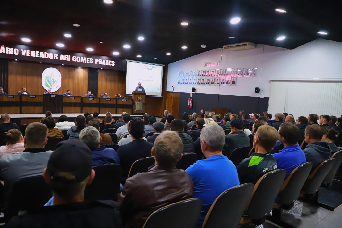 PREFEITO DE ITAIPULÂNDIA, LINDOLFO RUI USA TRIBUNA LIVRE DA CÂMARA DE VEREADORES E EXPLANA PROJETOS