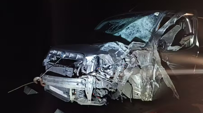 SETE PESSOAS DA MESMA FAMÍLIA FICAM FERIDAS EM ACIDENTE ENTRE CARRO E CAMINHÃO PR-090