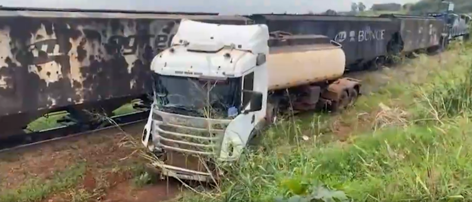 TREM ATINGE CARRETA BITREM NA BR-369 EM JANDAIA DO SUL