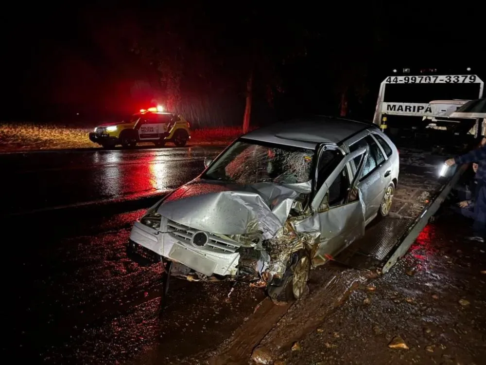 VW GOL COLIDE CONTRA TANQUE DE CAMINHÃO NA PR 182