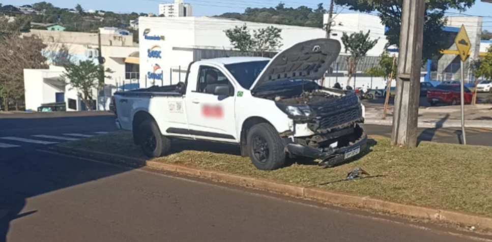 ACIDENTE ENTRE CAMINHONETE E CARRO É REGISTRADO EM CRUZAMENTO NO CENTRO DE MEDIANEIRA