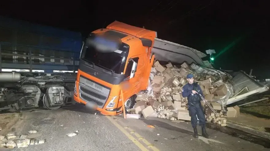 CAMINHÃO QUE SAIU DE TOLEDO COM DESTINO À BRF DE PONTA GROSSA, TRANSPORTANDO 25 TONELADAS DE CONGELADOS, COLIDE COM TREM