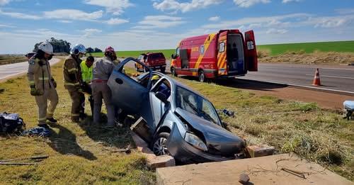 CARRO SAI DA PISTA E PARA EM CANALETA DE ESCOAMENTO DE ÁGUA NA BR-163