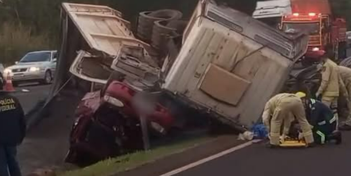 CINCO PESSOAS FICAM FERIDAS EM COLISÃO FRONTAL ENTRE CAMINHÃO E UM CARRO EM SÃO MIGUEL