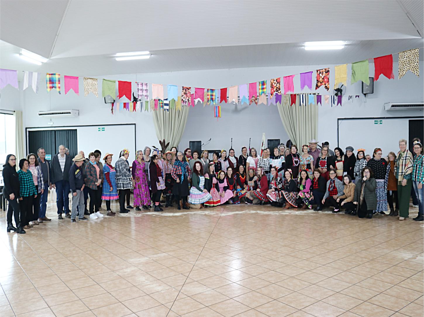 CLUBES DA TERCEIRA IDADE DE SÃO MIGUEL REALIZAM ARRAIÁ COM MUITA FESTA E ALEGRIA