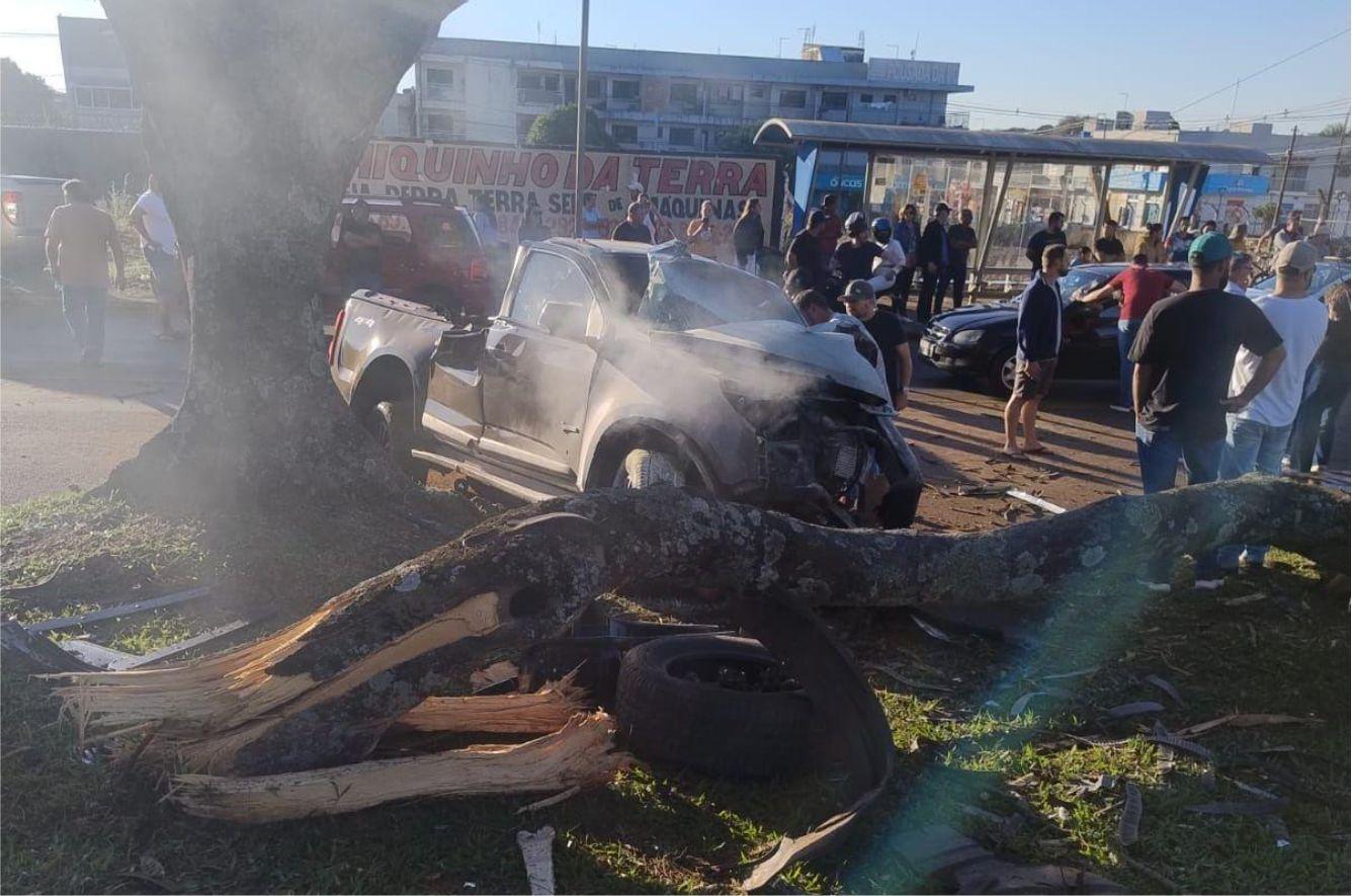 CONDUTOR PERDE O CONTROLE DA CAMINHONETE E BATE VIOLENTAMENTE CONTRA ÁRVORE EM SANTA TEREZINHA DE ITAIPU