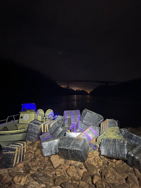 FICCO APREENDE MAIS DE 1,6 TONELADA DE MACONHA E RECUPERA VEÍCULO FURTADO NO RIO PARANÁ EM FOZ DO IGUAÇU