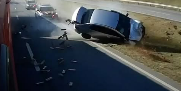 MOTORISTA CAPOTA CARRO APÓS BATER EM CARRETA NA BR-101 DURANTE FUGA DA PRF