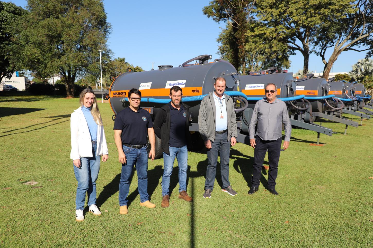 MUNICÍPIO DE ITAIPULÂNDIA E ITAIPU BINACIONAL EFETUAM A ENTREGA DE SEIS DISTRIBUIDORES DE DEJETOS