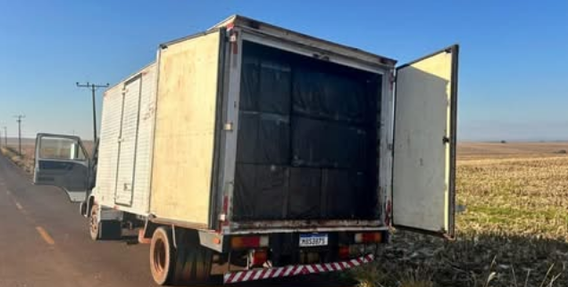 PF APREENDE EM SÃO MIGUEL CAMINHÃO E EMBARCAÇÃO CARREGADOS COM CIGARROS CONTRABANDEADOS