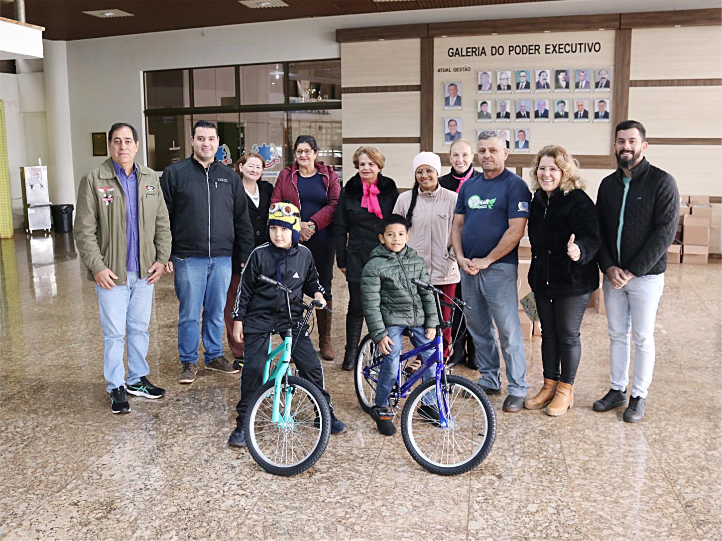 PROJETO ‘DENGUE, NA MINHA CASA NÃO TEM VEZ’ ENTREGA PRIMEIROS PRÊMIOS AOS ESTUDANTES SORTEADOS EM SÃO MIGUEL