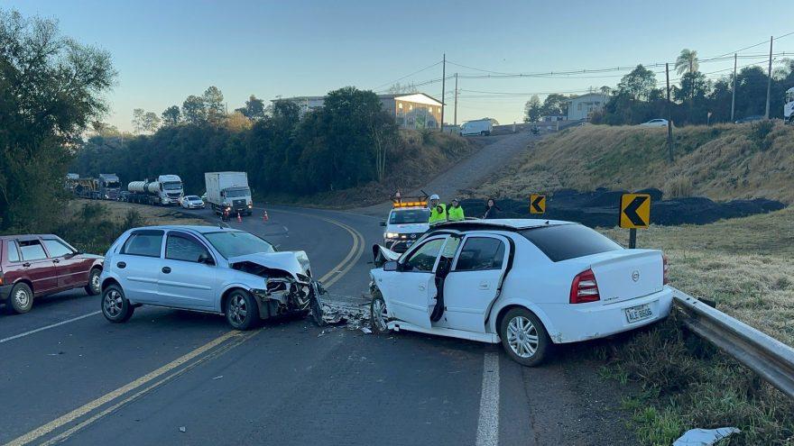 QUATRO PESSOAS FICAM FERIDAS EM GRAVE ACIDENTE NA PR-180