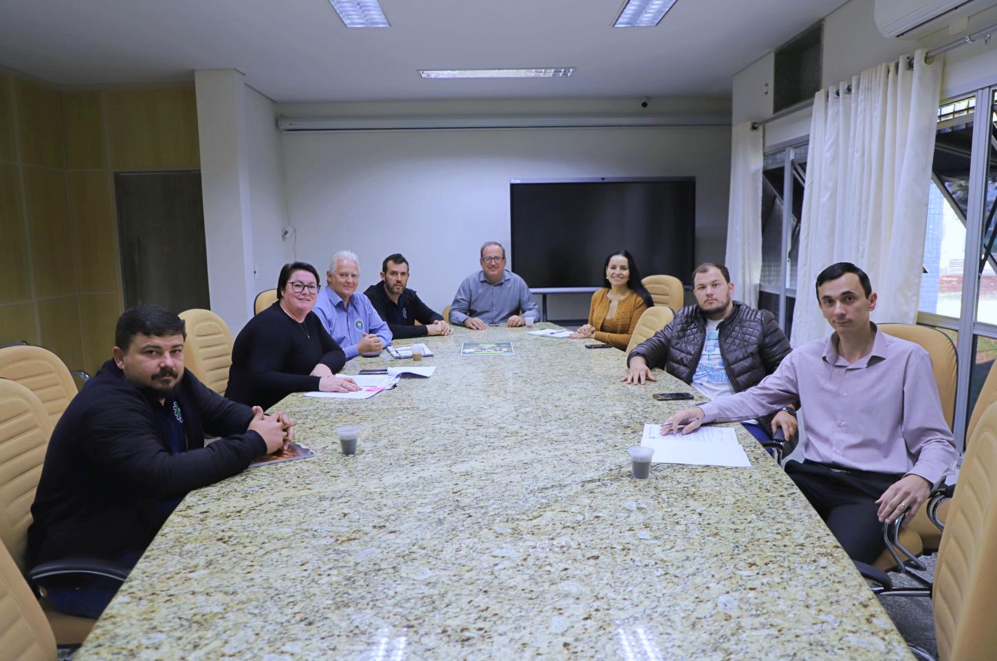 REUNIÃO DEFINE DETALHES DA PROGRAMAÇÃO DOS SHOWS EM HOMENAGEM AO COLONO E AO MOTORISTA EM ITAIPULÂNDIA