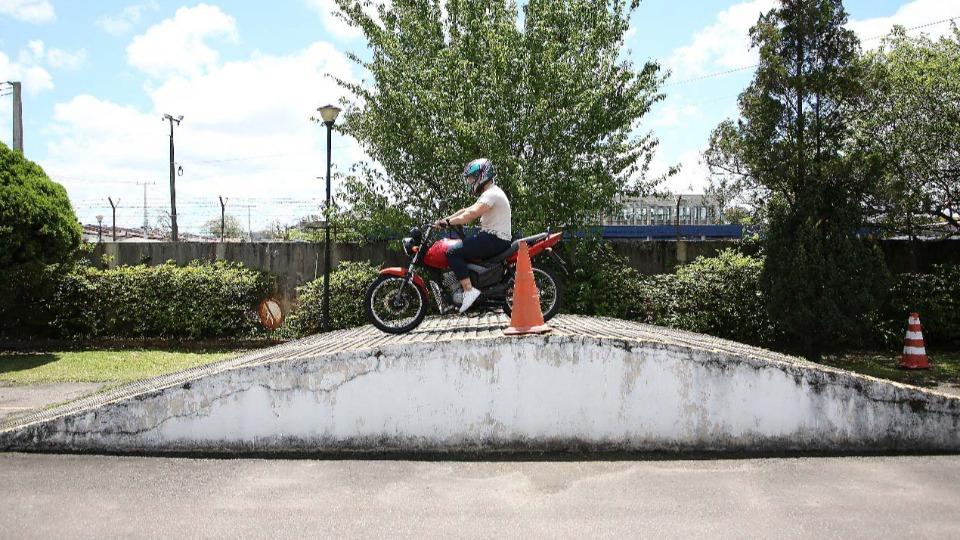 CNH PARA MOTO: EXAMES PRÁTICOS NO PARANÁ NÃO TERÃO MAIS RAMPA COMO OBSTÁCULO
