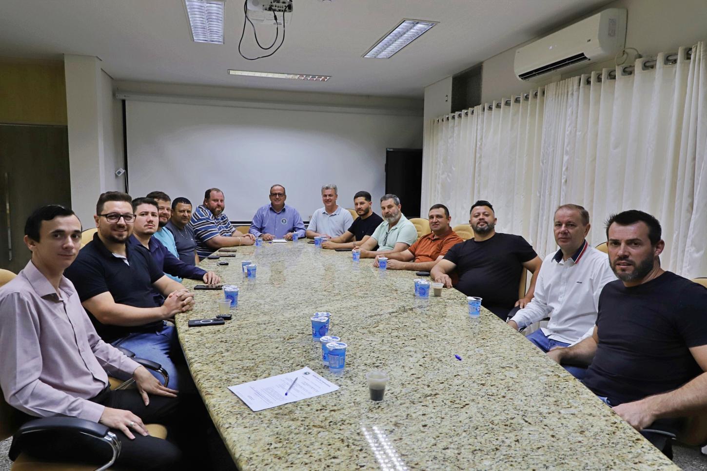 EXECUTIVO E LEGISLATIVO SE UNEM PARA FORTALECER AÇÕES EM PROL DOS PESCADORES DE ITAIPULÂNDIA