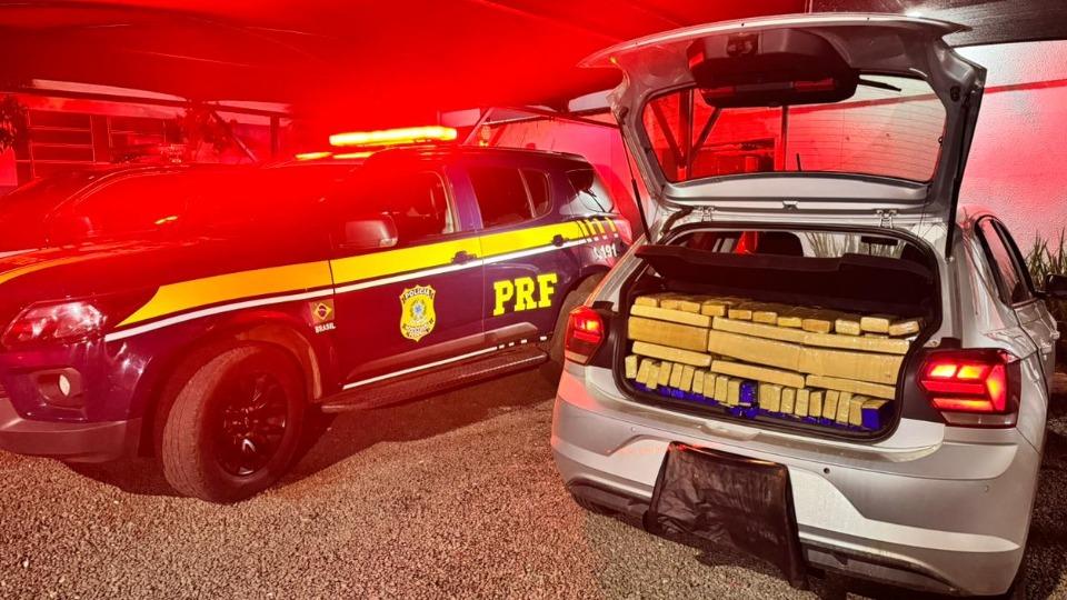MAIS DE 420 QUILOS DE MACONHA SÃO APREENDIDOS EM CARRO ROUBADO NA BR-277, EM SÃO MIGUEL DO IGUAÇU