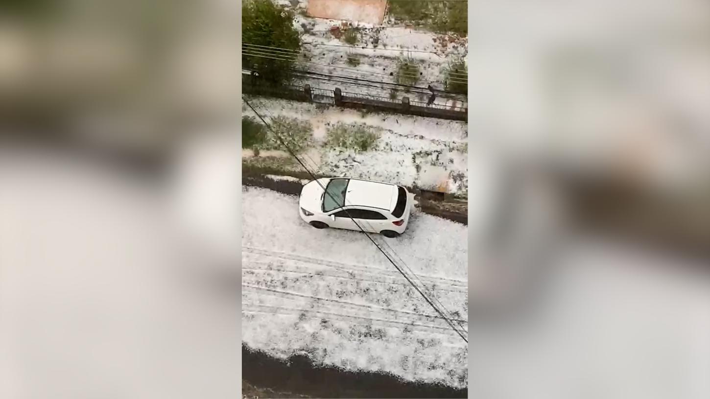 CHUVA DE GRANIZO DEIXA RUAS BRANCAS EM PONTA GROSSA