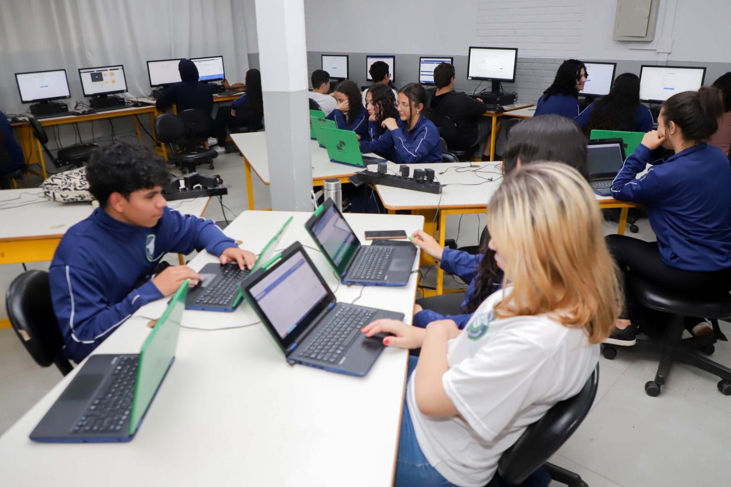 MODELO CÍVICO-MILITAR NA EDUCAÇÃO DO PARANÁ É APROVADO POR 90% DE PAIS E PROFESSORES