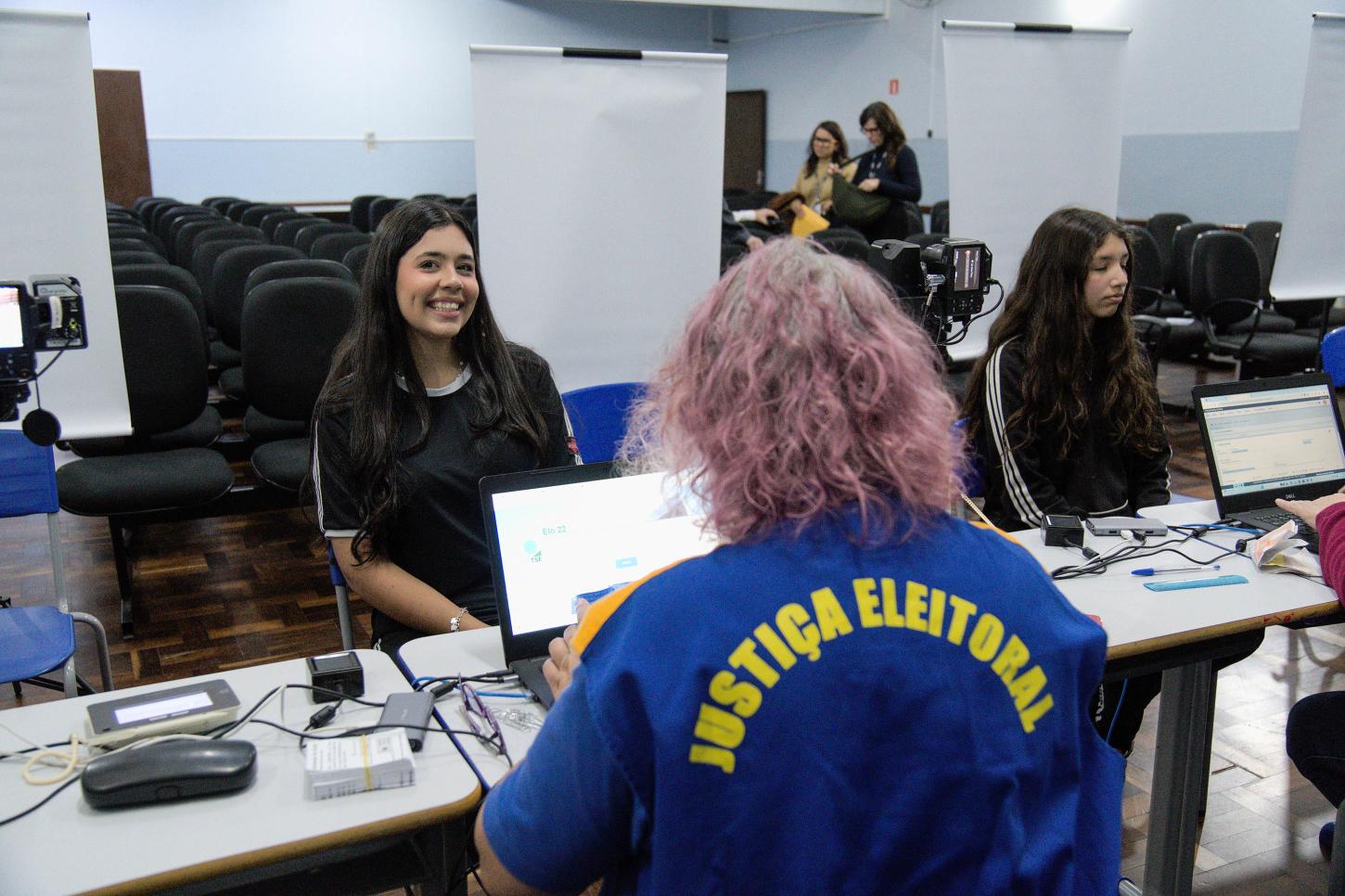 SEMANA DO VOTO JOVEM: ESCOLAS ESTADUAIS SE ENGAJAM PARA EMISSÃO DO TÍTULO DE ELEITOR