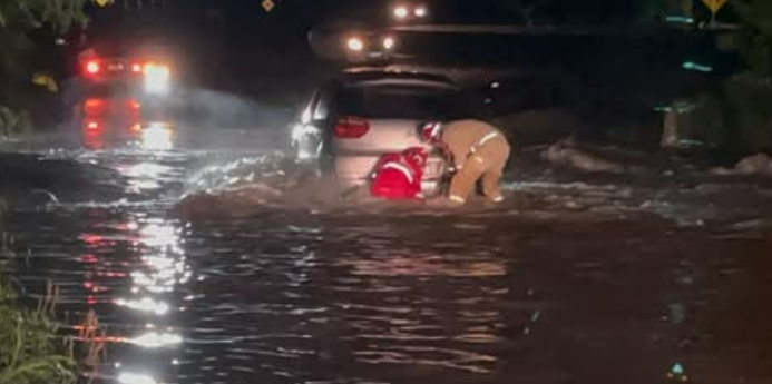 CARRO FICA ILHADO EM PONTO ALAGADO APÓS FORTE CHUVA EM CASCAVEL