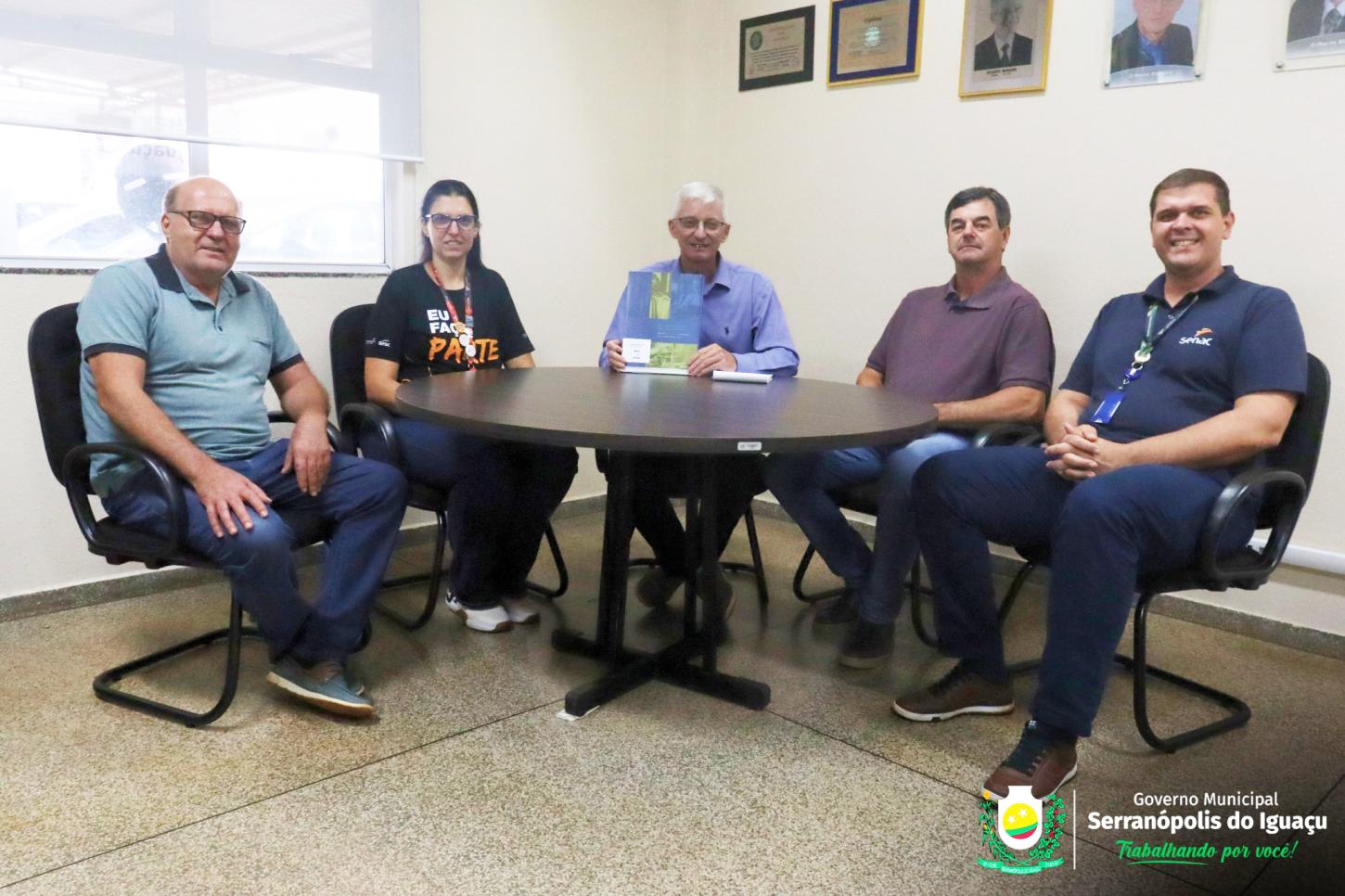 GOVERNO MUNICIPAL DE SERRANÓPOLIS DISCUTE COM O SENAC IMPLANTAÇÃO DE CURSO PARA CUIDADOR DE IDOSO