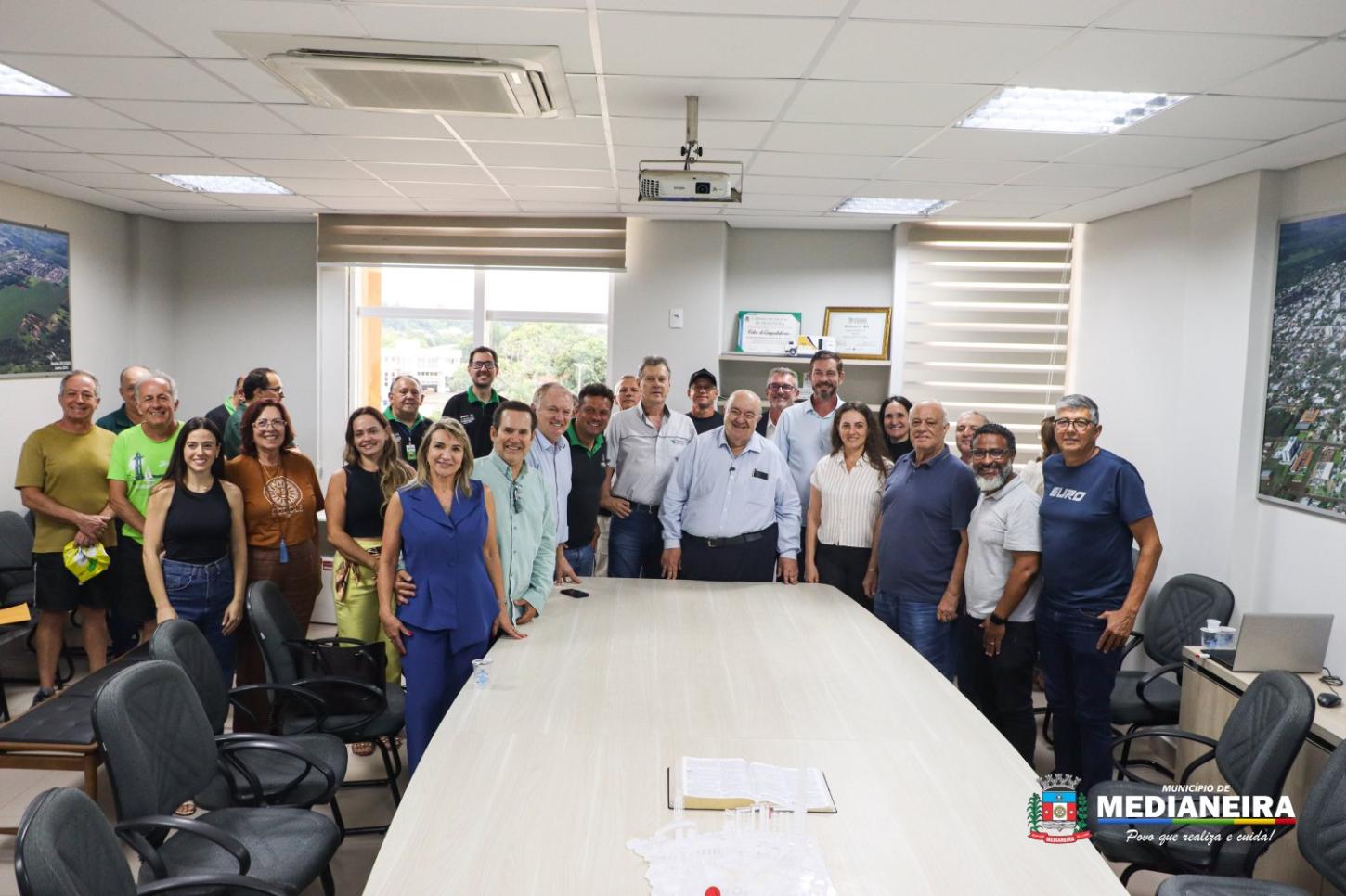 VISITA DE SECRETÁRIO ESTADUAL DEBATE DESENVOLVIMENTO SUSTENTÁVEL E FUTURO AEROPORTO DE MEDIANEIRA