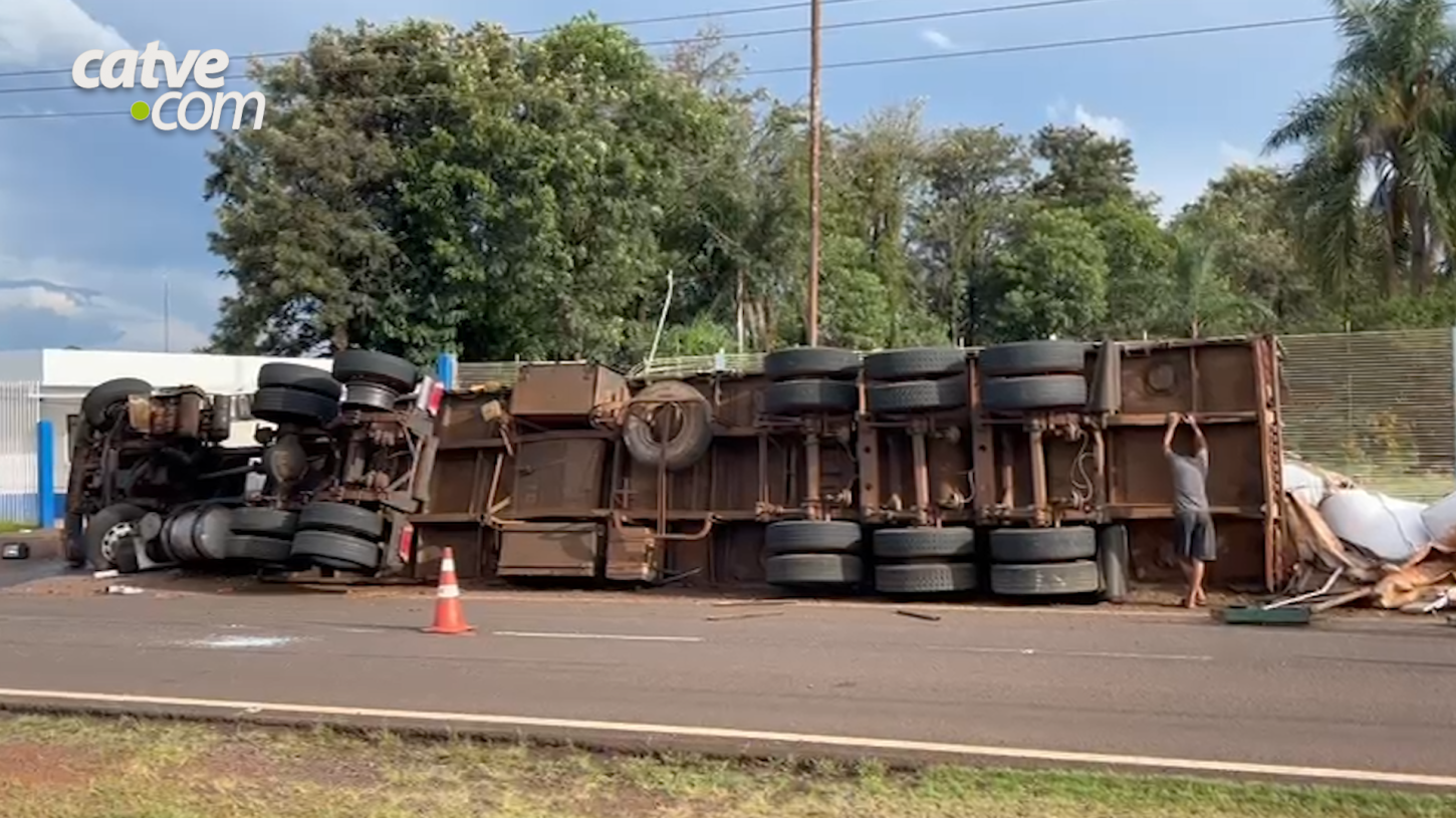 CAMINHÃO CARREGADO COM ADUBO TOMBA E ATINGE POSTES NA MARGINAL DA BR-277