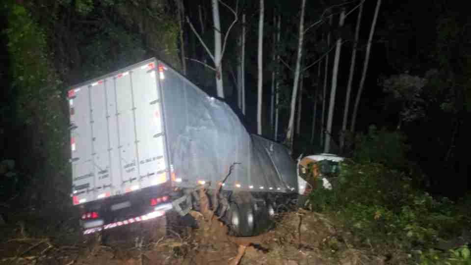 CAMINHÃO PARAGUAIO SAI DA PISTA E PARA EM RIBANCEIRA NA PR-182