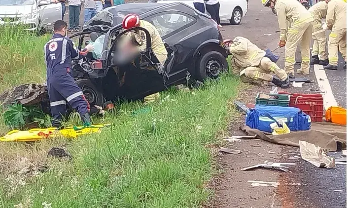 CONDUTOR DE CARRO É SOCORRIDO EM ESTADO GRAVE APÓS COLISÃO COM CAMINHÃO NA PR-180