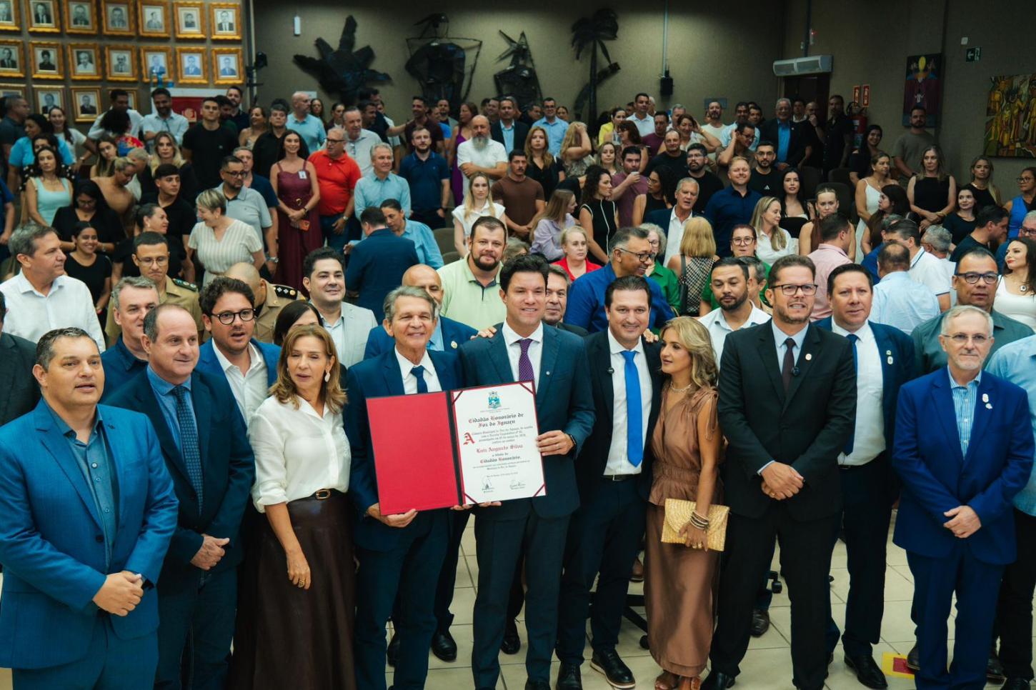 GUTO SILVA É HOMENAGEADO COM TÍTULO DE CIDADÃO HONORÁRIO DE FOZ DO IGUAÇU   