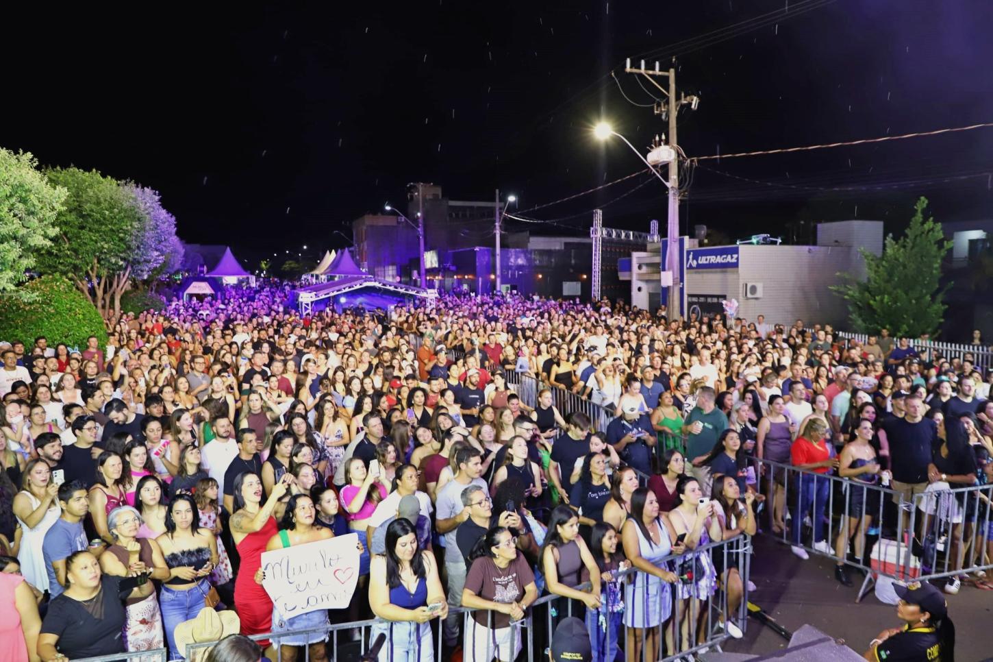 ITAIPULÂNDIA CELEBRA DIA DA MULHER COM SHOW DE MURILO HUFF E GRANDE PÚBLICO EM FRENTE AO PAÇO MUNICIPAL