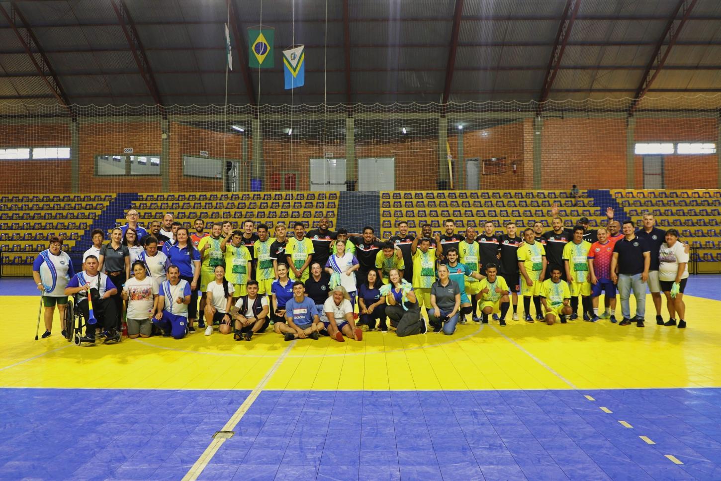 JOGO FESTIVO ENTRE AFI UNIGUAÇU ITAIPULÂNDIA E ESCOLA MUNICIPAL MULTI-EDUCAR MARCA MANHÃ DE INCLUSÃO EM ITAIPULÂNDIA