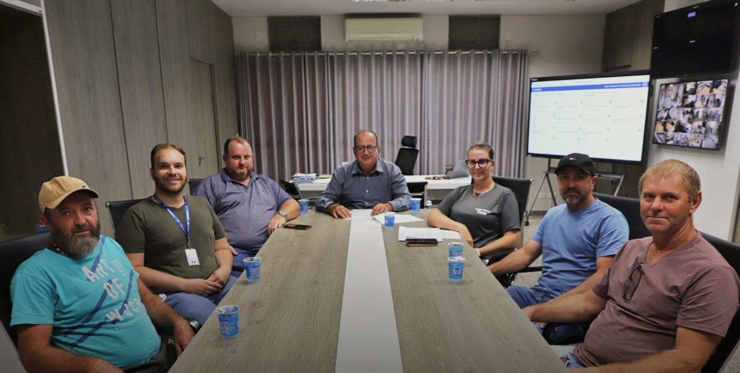 REUNIÃO ENTRE EXECUTIVO, LEGISLATIVO E APAFI DEBATE INVESTIMENTOS NA AGRICULTURA FAMILIAR EM ITAIPULÂNDIA