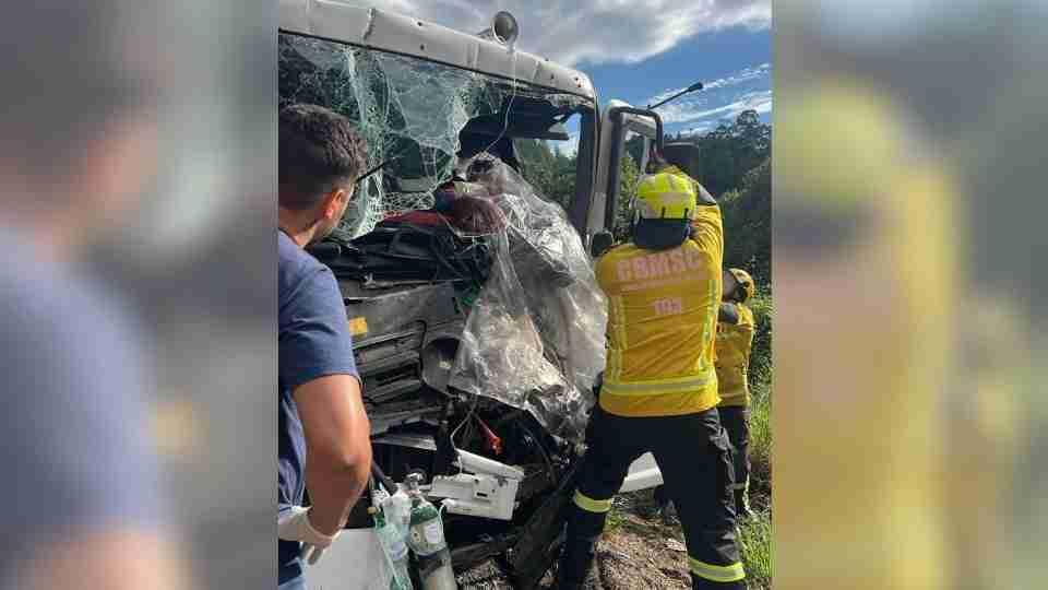 ACIDENTE ENTRE CAMINHÕES DEIXA VÍTIMA PRESA ÀS FERRAGENS NA BR-282 EM SANTA CATARINA