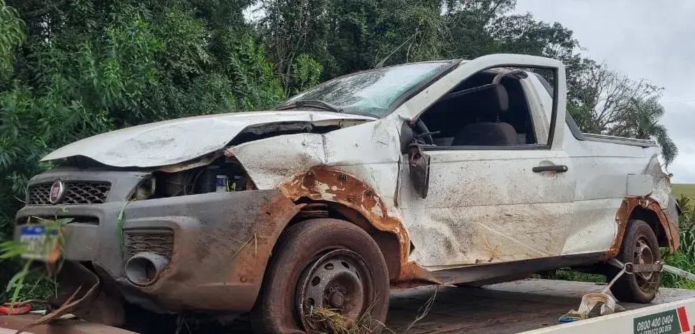 ACIDENTE NA BR-369 DEIXA MOTORISTA FERIDO E CAMINHONETE CAPOTADA EM CASCAVEL