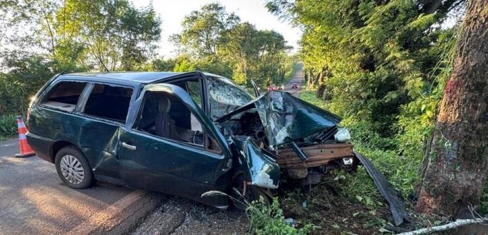 ACIDENTE NA PR-497 EM SÃO MIGUEL DO IGUAÇU DEIXA MULHER FERIDA APÓS COLISÃO COM ÁRVORE