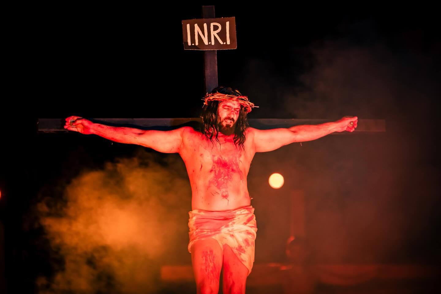 FÉ, EMOÇÃO E REFLEXÃO MARCAM ESPETÁCULO DA ENCENAÇÃO DA PAIXÃO DE CRISTO EM ITAIPULÂNDIA
