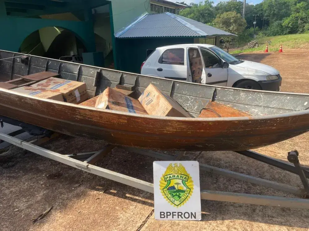 BPFRON APREENDE EMBARCAÇÃO, VEÍCULO E CIGARROS CONTRABANDEADOS EM SANTA HELENA