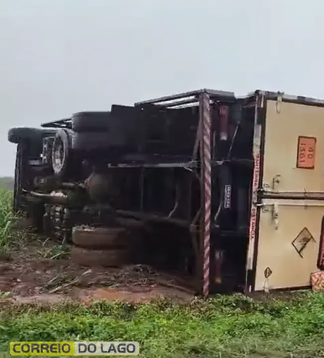 CAMINHÃO BAÚ TOMBA NA PR-495 ENTRE SANTA HELENA E ENTRE RIOS DO OESTE