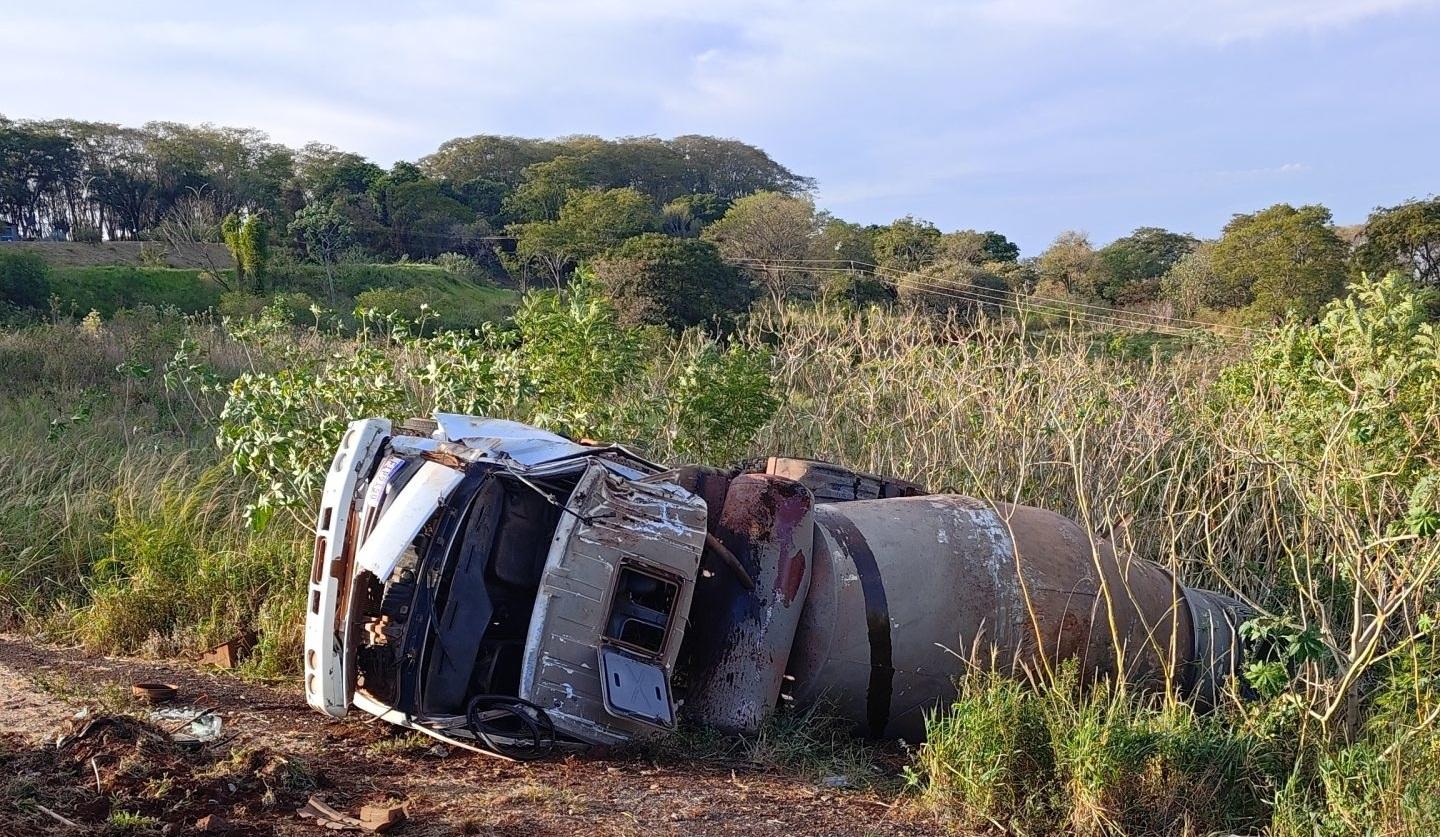 CAMINHÃO BETONEIRA TOMBA NO MORRO DA SANTA E MOTORISTA FICA PRESO ÀS FERRAGENS EM ITAIPULÂNDIA