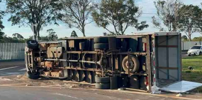 CAMINHÃO CARREGADO COM BLOCOS DE CONCRETO TOMBA EM CASCAVEL