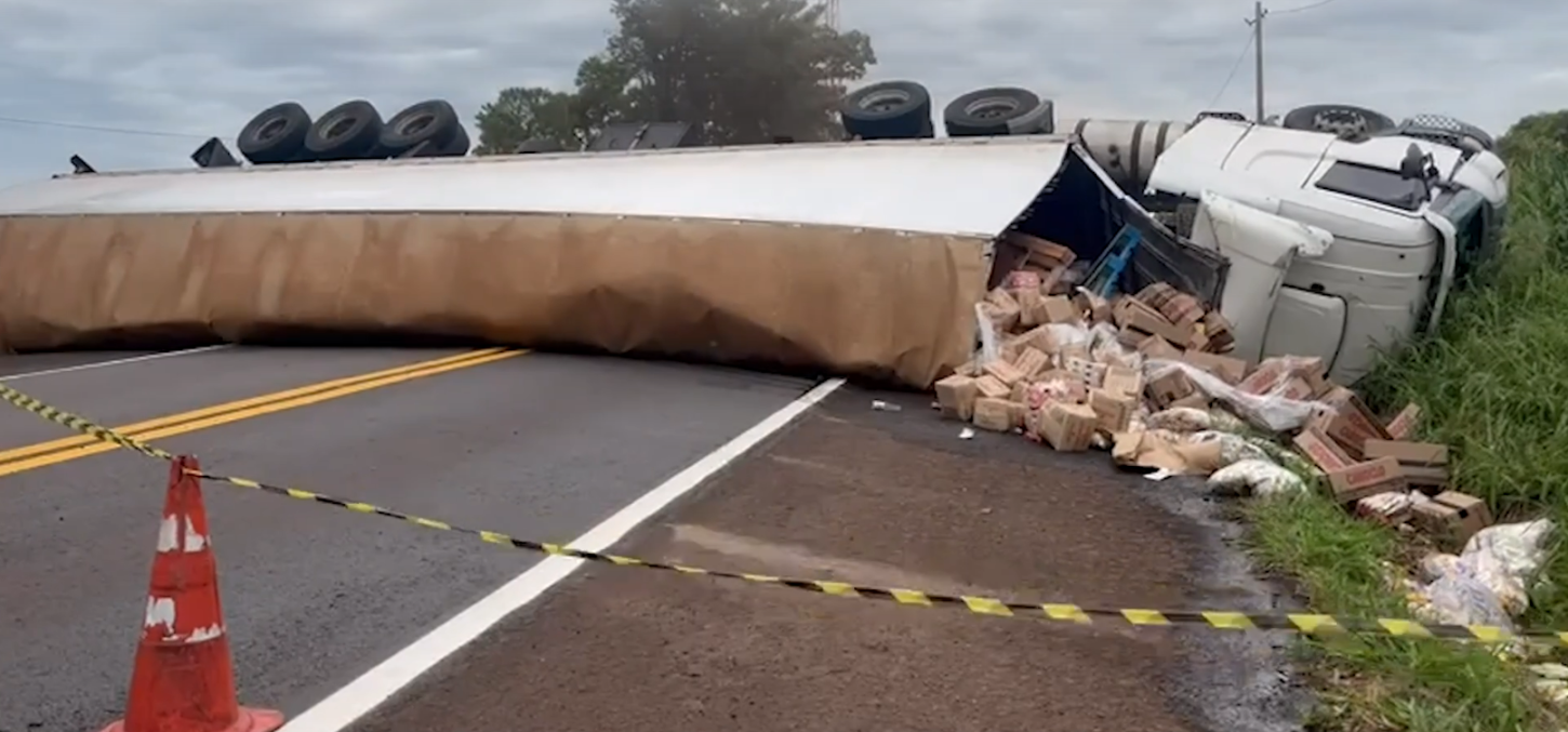 CAMINHÃO TOMBA E INTERDITA TOTALMENTE A BR-369