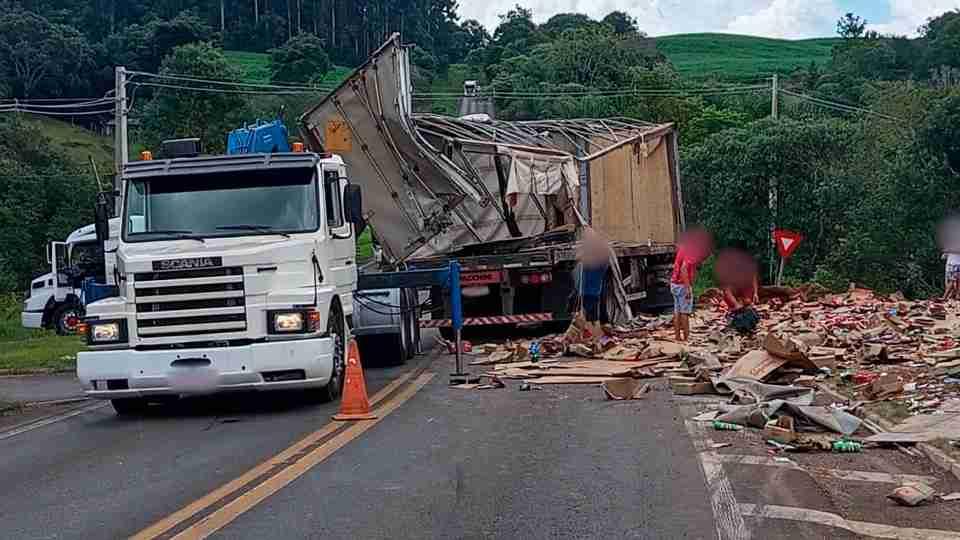 CAMINHÃO TOMBA NA PRC-158 E DEIXA MOTORISTA FERIDO 