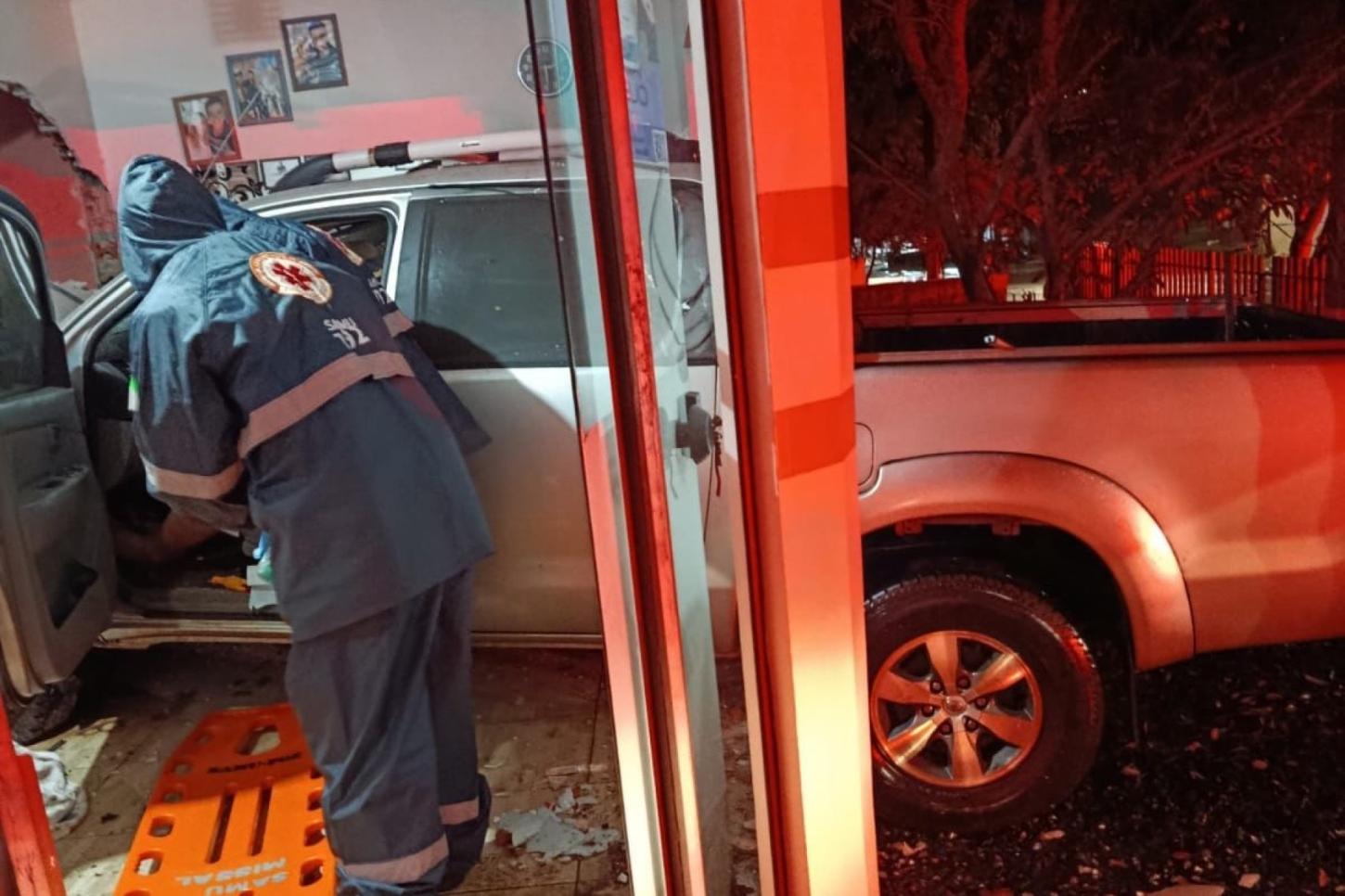 CAMINHONETE INVADE SALÃO DE BELEZA DURANTE A MADRUGADA EM MISSAL