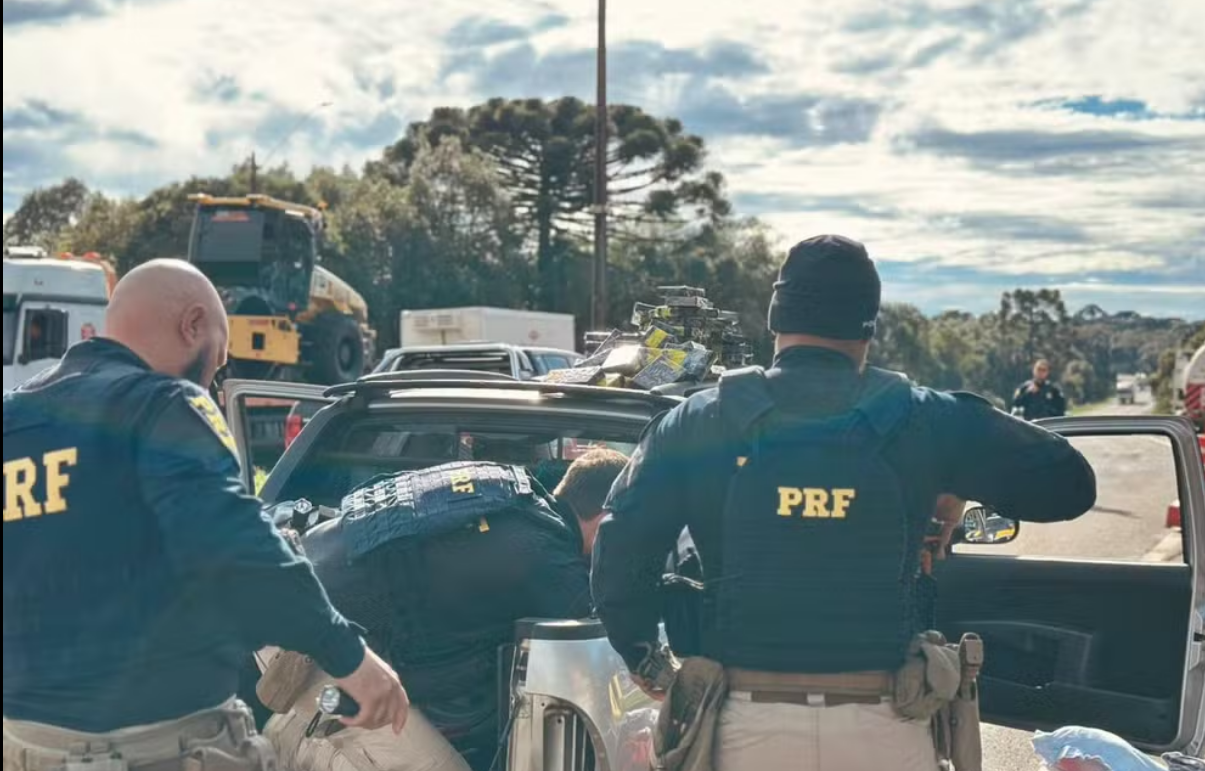 CARGA MILIONÁRIA DE IPHONES É APREENDIDA APÓS CONTRADIÇÃO ENTRE MÃE E FILHO NA BR-277
