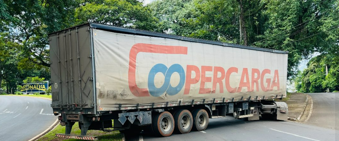 CARRETA COM CARGA DE CEBOLAS QUEBRA E INTERDITA TRÂNSITO NO BOICY EM FOZ DO IGUAÇU