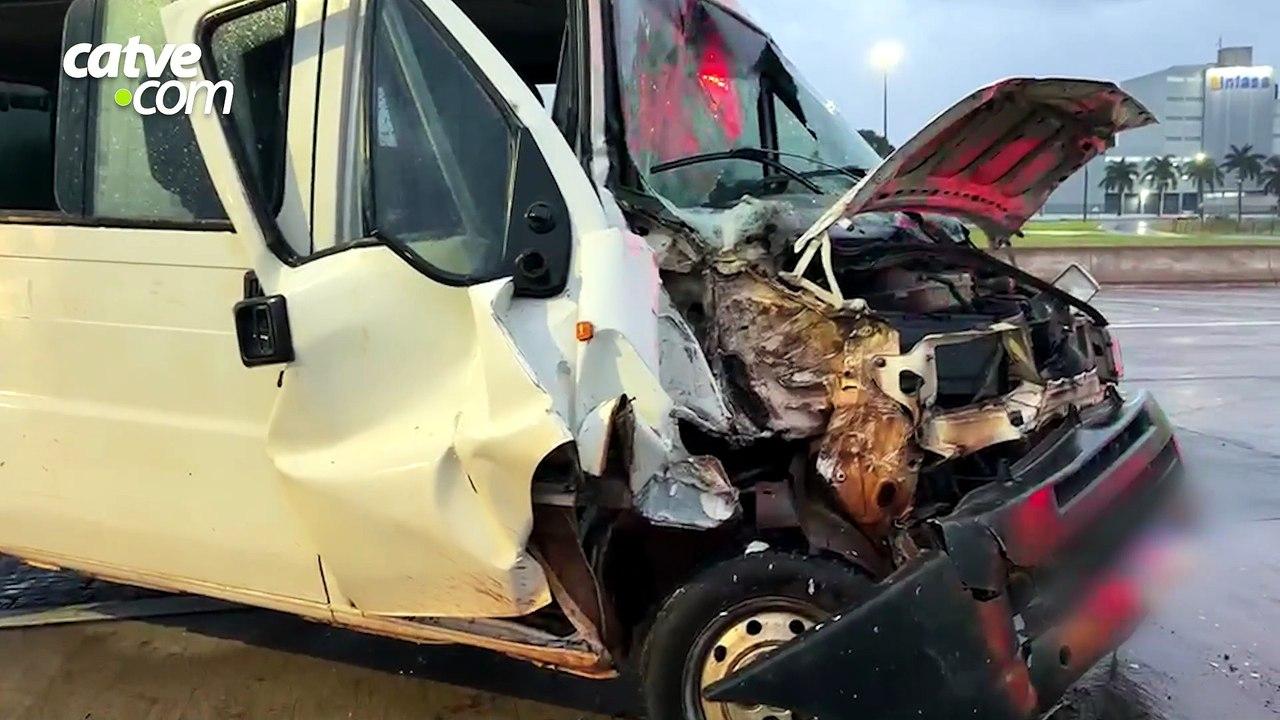 CARRETA FREIA DE REPENTE, VAN BATE NA TRASEIRA E MOTORISTA FOGE DO LOCAL NA BR-163