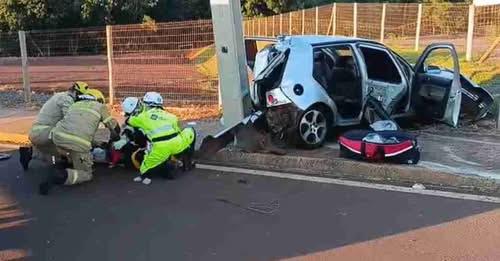 CARRO ATINGE POSTE E ALAMBRADO APÓS MOTORISTA PERDER O CONTROLE NA BR-163